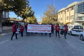 6 kişinin işine son verilen Büyükkarıştıran Belediyesi önünde eylem