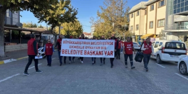 6 kişinin işine son verilen Büyükkarıştıran Belediyesi önünde eylem