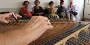 65 yaş üstü vatandaşlar müziğin gücüyle sosyalleşiyor
