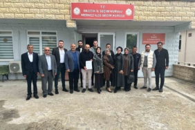 AK Parti İlçe Başkanlığına yeniden seçilen Servet Yılmaz mazbatasını aldı