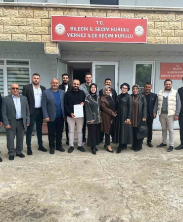 AK Parti İlçe Başkanlığına yeniden seçilen Servet Yılmaz mazbatasını aldı