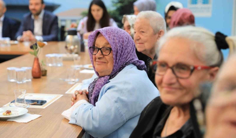 AK Parti İstanbul İl Kadın Kolları’ndan Dünya Yaşlılar Günü’nde anlamlı ziyaret