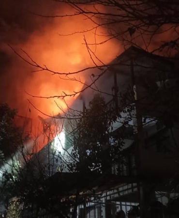 Alevlere teslim olan ev geceyi aydınlattı