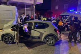 Alkollü sürücü park halindeki minibüse çarptı: 3 yaralı