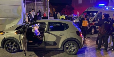 Alkollü sürücü park halindeki minibüse çarptı: 3 yaralı