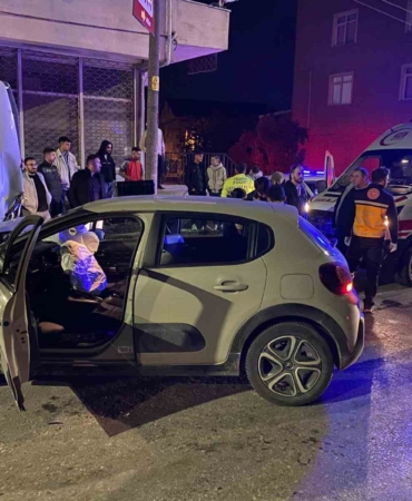 Alkollü sürücü park halindeki minibüse çarptı: 3 yaralı