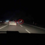 Araçları sıkıştırdığı yetmedi emniyet şeridine girerek makas attı