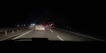 Araçları sıkıştırdığı yetmedi emniyet şeridine girerek makas attı