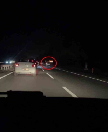 Araçları sıkıştırdığı yetmedi emniyet şeridine girerek makas attı