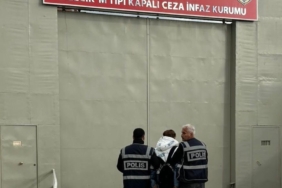 Aranan şahıs beklerken yakalandı