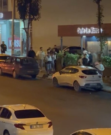 Arnavutköy’de bir grup çocuk, acımasızca tekme ve yumruklarla birbirine saldırdı