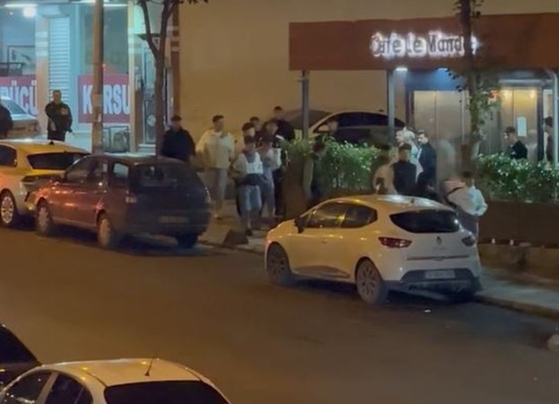 Arnavutköy’de bir grup çocuk, acımasızca tekme ve yumruklarla birbirine saldırdı