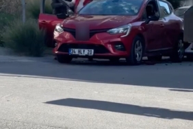 Arnavutköy’de bir kadın oğluna kızıp, aracına satırla saldırdı