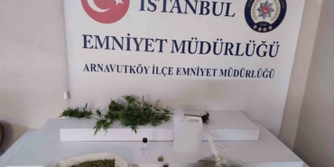 Arnavutköy’de şüpheli araçtan ve evden uyuşturucu çıktı: 3 gözaltı