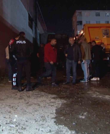 Ataşehir’de hafriyat kamyonları alev alev yandı