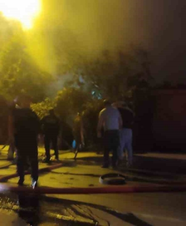 Ataşehir’de yanan evin içerisine girip kadını kurtaran vatandaş, o anları kayda aldı