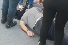 Avcılar’da seyir halindeki dolmuşun kapsısı aniden açılınca, yolcu yere çakıldı