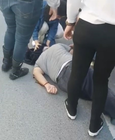Avcılar’da seyir halindeki dolmuşun kapsısı aniden açılınca, yolcu yere çakıldı