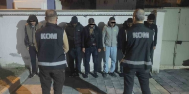 Ayvalık’ta  7 düzensiz göçmen ve 2 insan kaçakçısı polisten kaçamadı