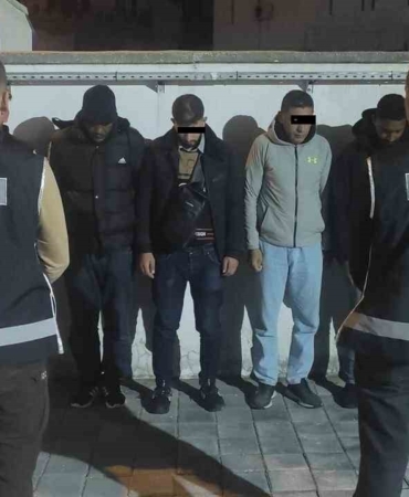 Ayvalık’ta  7 düzensiz göçmen ve 2 insan kaçakçısı polisten kaçamadı