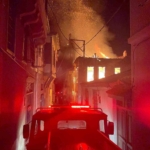 Ayvalık’taki iki metruk evde çıkan yangın mahalleliye korkulu anlar yaşattı