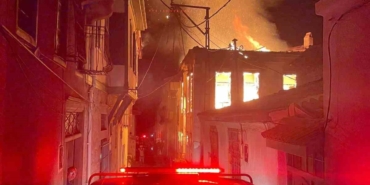Ayvalık’taki iki metruk evde çıkan yangın mahalleliye korkulu anlar yaşattı