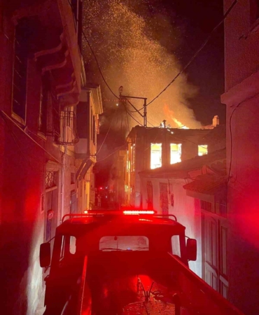 Ayvalık’taki iki metruk evde çıkan yangın mahalleliye korkulu anlar yaşattı