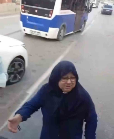 Azimli anne ve babanın zaferi... Engelli oğlunu bindirmek için otobüsün önüne yattı