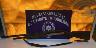 Babasının av tüfeğiyle ateş açıp sosyal medyada paylaştı, kısa sürede yakalandı