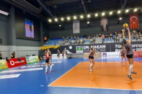 Bahçelievler Belediyesi Kadın Voleybol Takımı kendi evindeki ilk Sultanlar Ligi maçını 3-0 kazandı