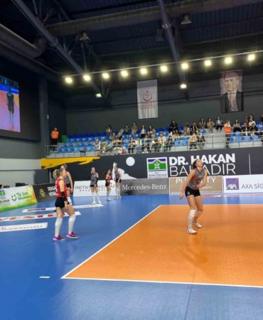 Bahçelievler Belediyesi Kadın Voleybol Takımı kendi evindeki ilk Sultanlar Ligi maçını 3-0 kazandı