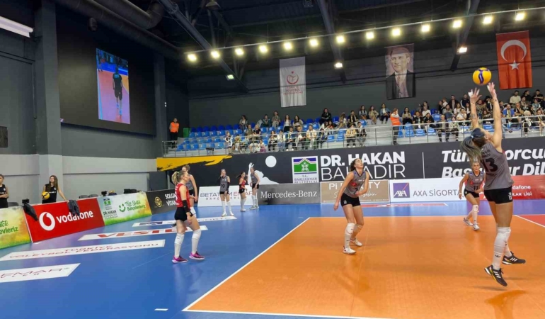 Bahçelievler Belediyesi Kadın Voleybol Takımı kendi evindeki ilk Sultanlar Ligi maçını 3-0 kazandı