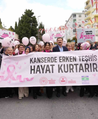 Bahçelievler’de kadınlardan meme kanserine farkındalık yürüyüşü