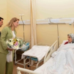 Bakırköy Belediye Başkanı Ayşegül Ovalıoğlu metrobüste doğan bebeği ziyaret etti