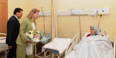 Bakırköy Belediye Başkanı Ayşegül Ovalıoğlu metrobüste doğan bebeği ziyaret etti