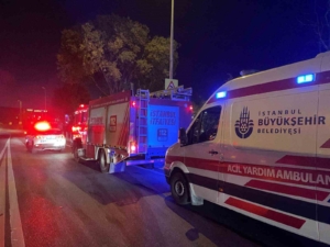 Bakırköy’de 3 aracın karıştığı zincirleme kazada 4 kişi yaralandı