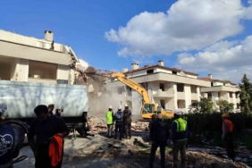 Bakırköy’de 5 bloklu bir sitenin yıkımına başlandı