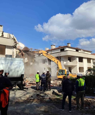 Bakırköy’de 5 bloklu bir sitenin yıkımına başlandı
