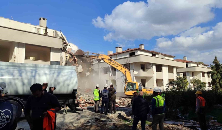 Bakırköy’de 5 bloklu bir sitenin yıkımına başlandı
