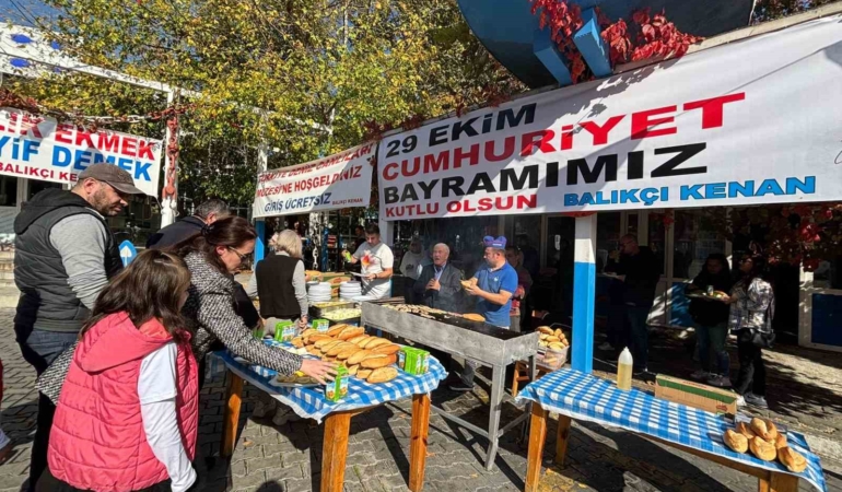 Balıkçı Kenan’da gelenek bozulmadı, 2 gün ücretsiz balık ekmek ikram edildi