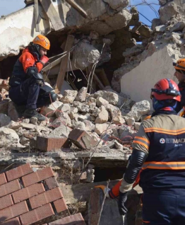Balıkesir’de enkazda arama kurtarma tatbikatı gerçeğini aratmadı