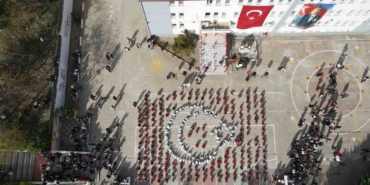 Bandırma’da öğrenciler "Ay Yıldız " kareografisi oluşturdu