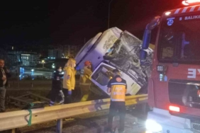 Bandırma’da yoldan çıkan kamyon tabelaya çarptı: 1 yaralı