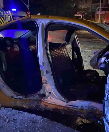 Başakşehir’de kırmızı ışık ihlali yapan taksi otomobille çarpıştı: 10 yaralı