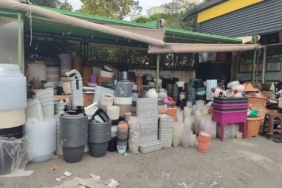 Başakşehir’de polisten kaçan şahıslar aracıyla bir iş yerine girdi