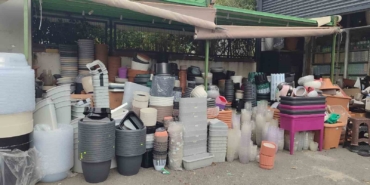 Başakşehir’de polisten kaçan şahıslar aracıyla bir iş yerine girdi