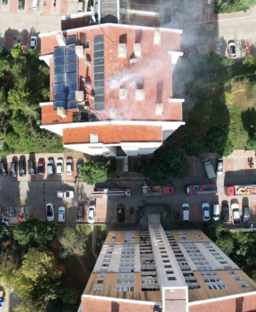 Başakşehir’deki sitede korkutan yangın: 3 kişi dumandan etkilendi