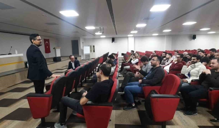 Başhekim Ergenç, yeni atanan acil uzmanları ve pratisyen hekimlerle bir araya geldi
