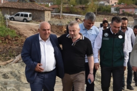 Başkan Aka, muhtarlarla görüşüp sorunları not ediyor