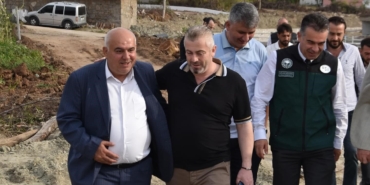 Başkan Aka, muhtarlarla görüşüp sorunları not ediyor